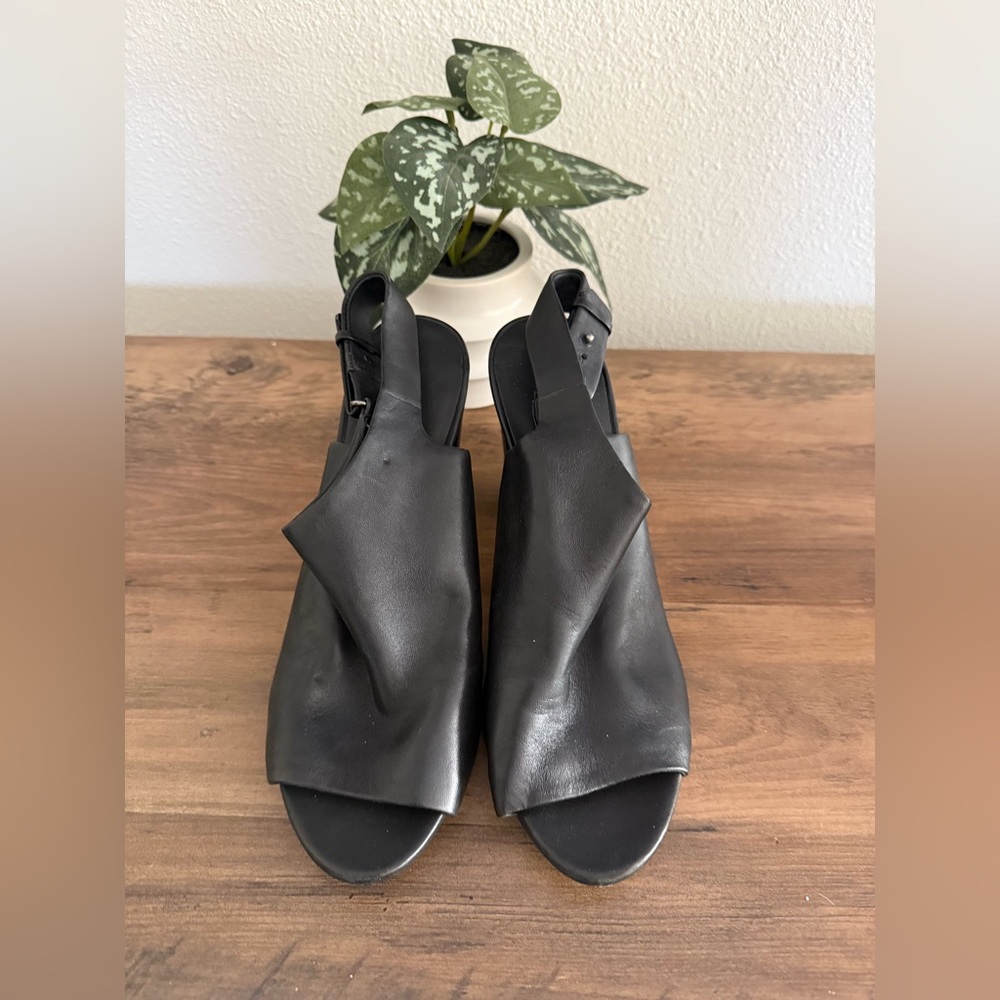 Vince Vero cuoio sling back heels in black size 9M/39